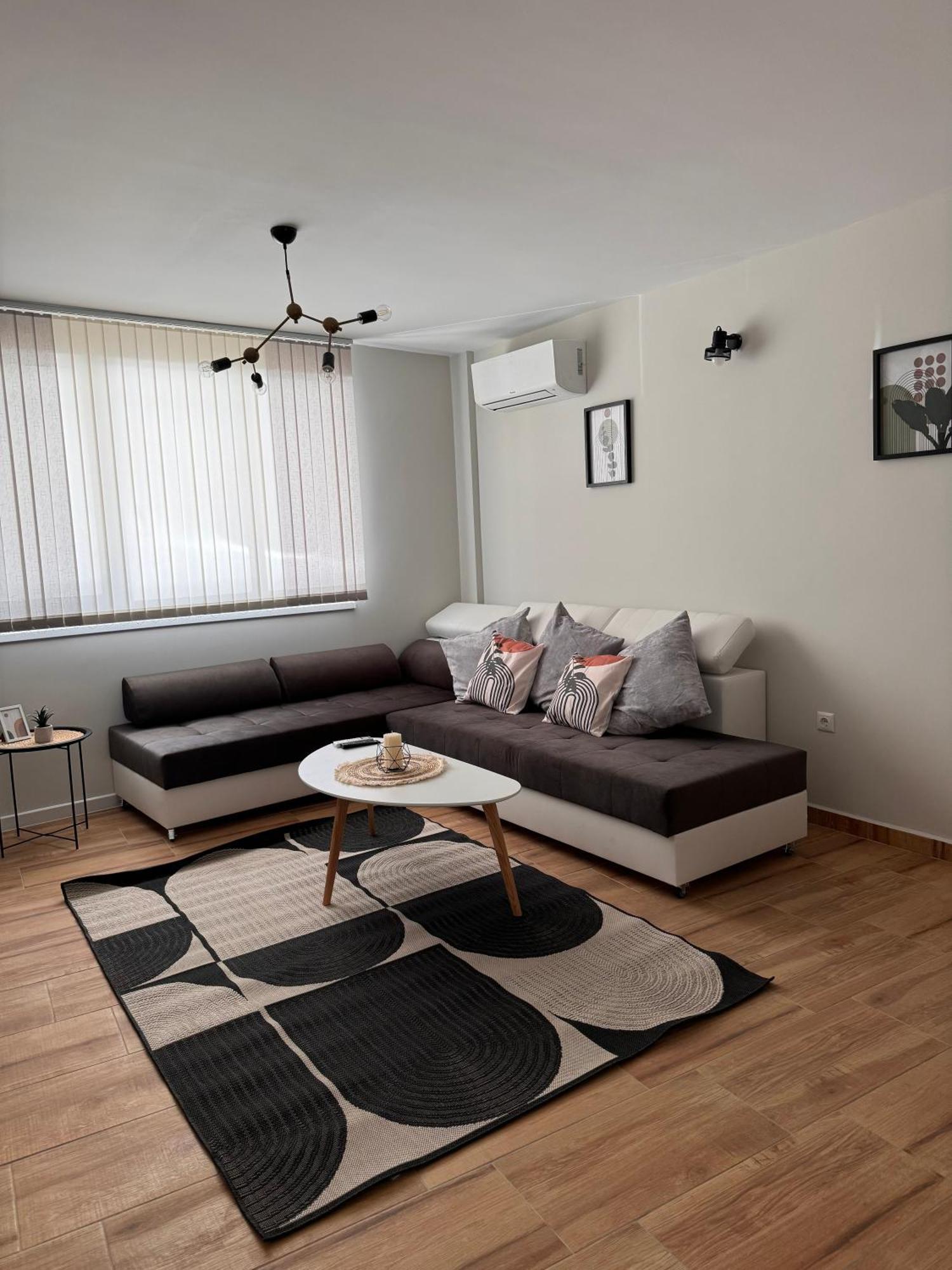 Goldy Central Beach Apartment With Private Garden Burgas Ngoại thất bức ảnh