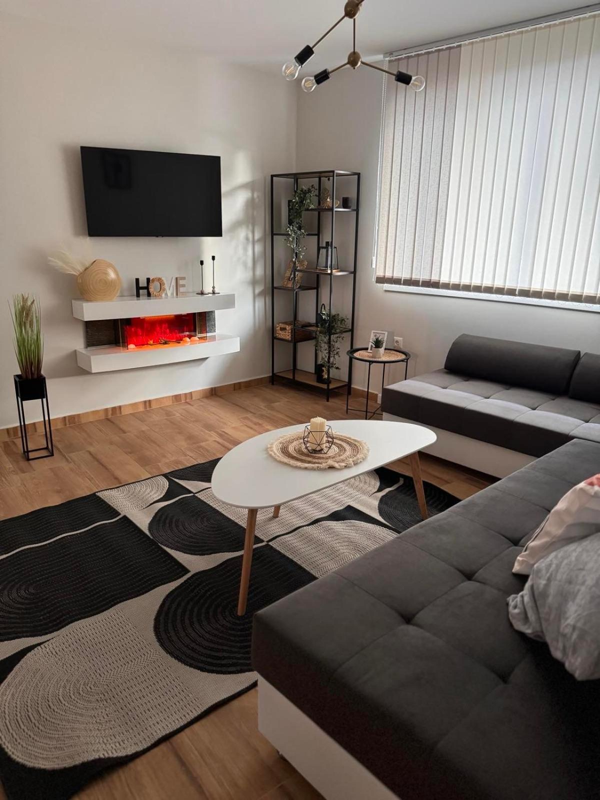 Goldy Central Beach Apartment With Private Garden Burgas Ngoại thất bức ảnh