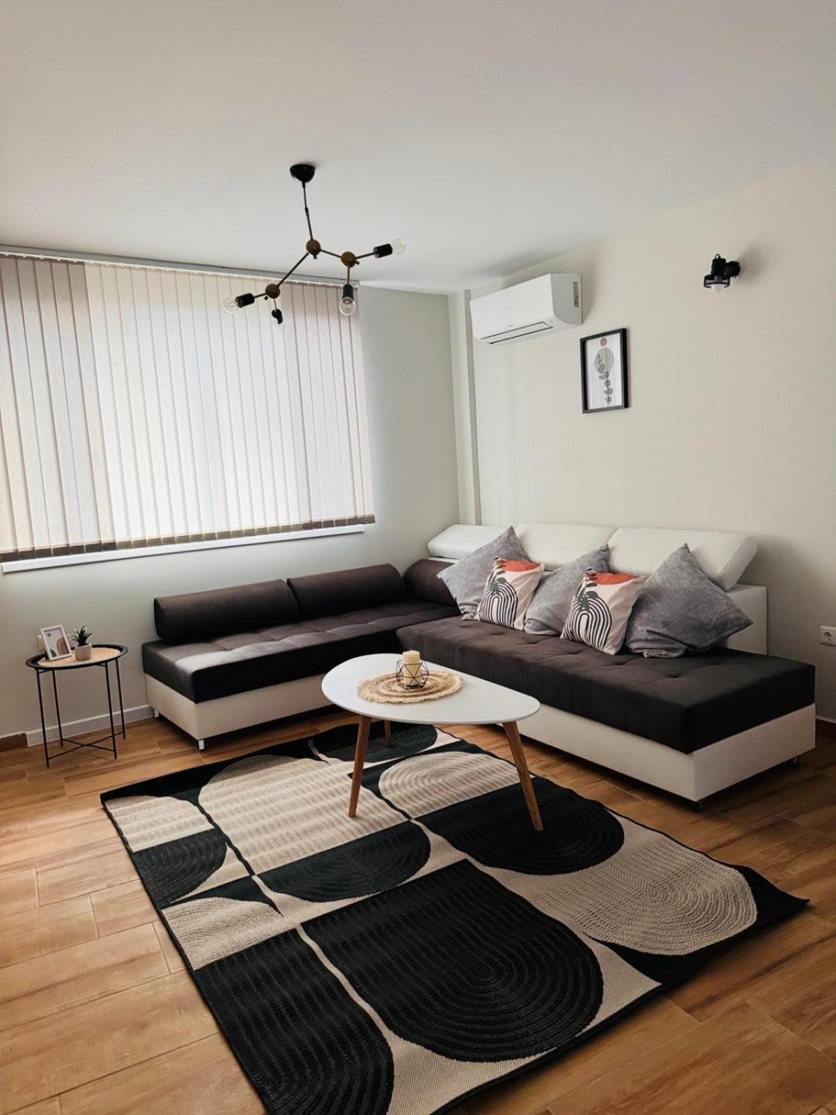 Goldy Central Beach Apartment With Private Garden Burgas Ngoại thất bức ảnh