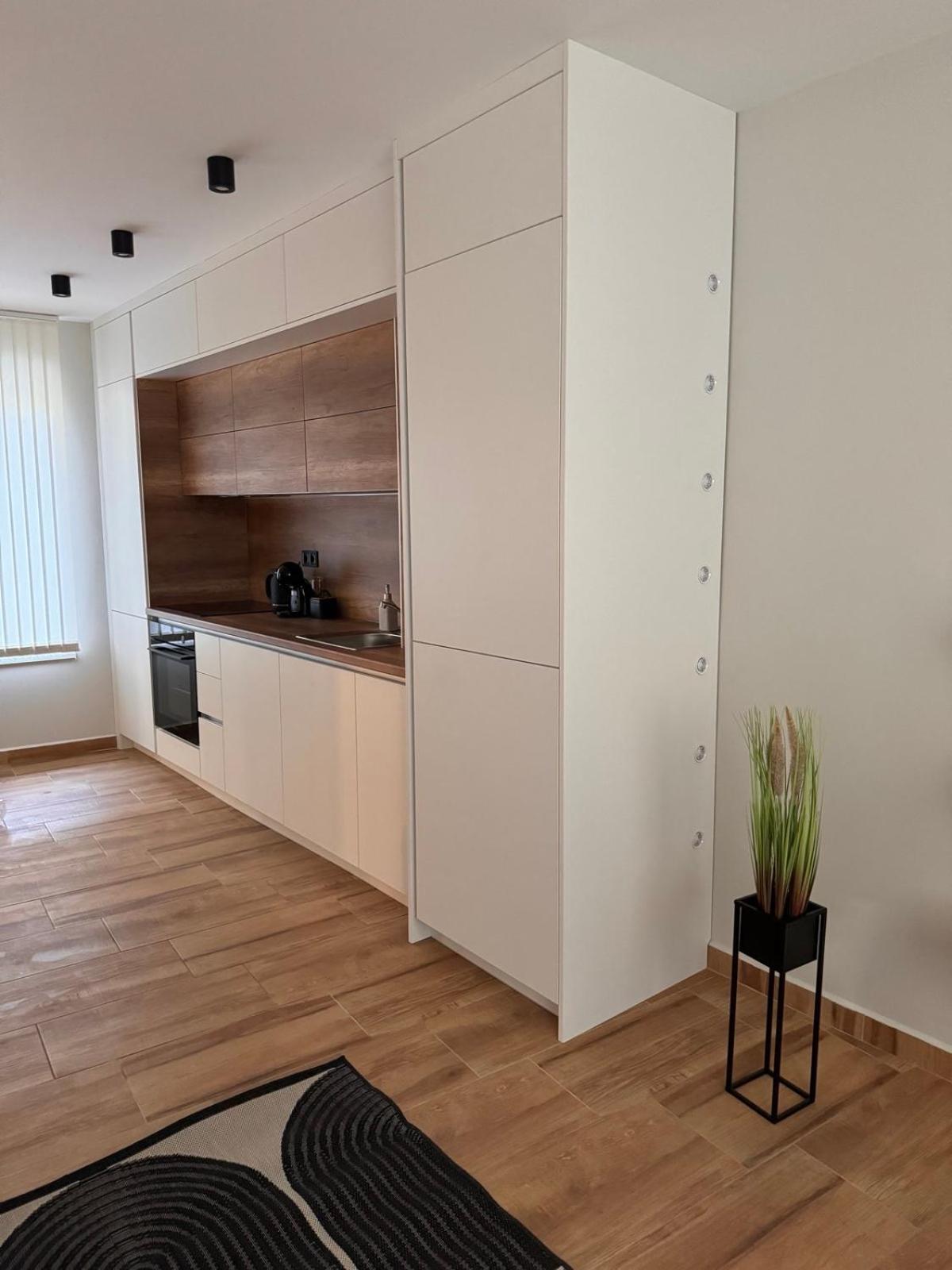 Goldy Central Beach Apartment With Private Garden Burgas Ngoại thất bức ảnh