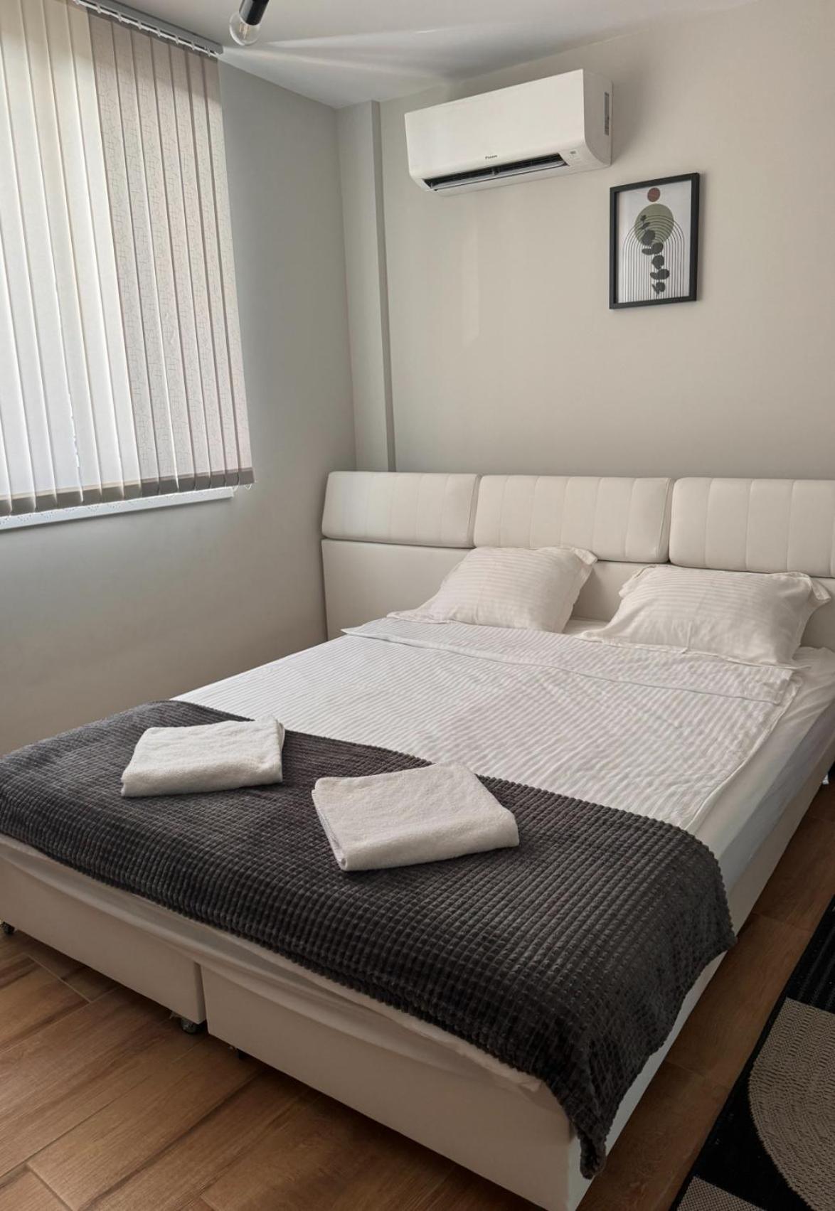 Goldy Central Beach Apartment With Private Garden Burgas Ngoại thất bức ảnh