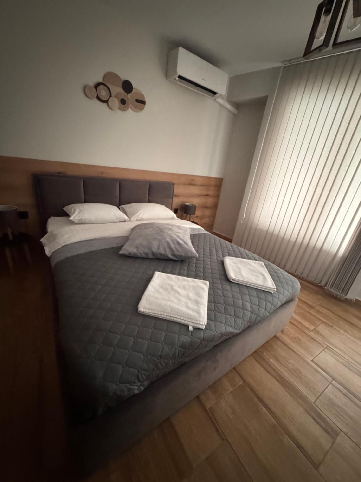 Goldy Central Beach Apartment With Private Garden Burgas Ngoại thất bức ảnh