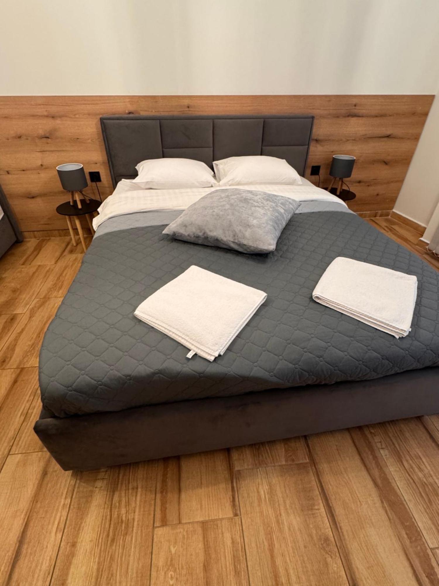 Goldy Central Beach Apartment With Private Garden Burgas Ngoại thất bức ảnh